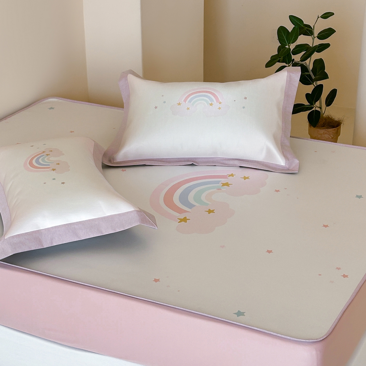 91家纺网 家纺一手货源 找家纺 JUICY 橘滋家纺 2026新款高端A类原创设计卡通数码印花冰丝席凉席 床笠款甜梦彩虹