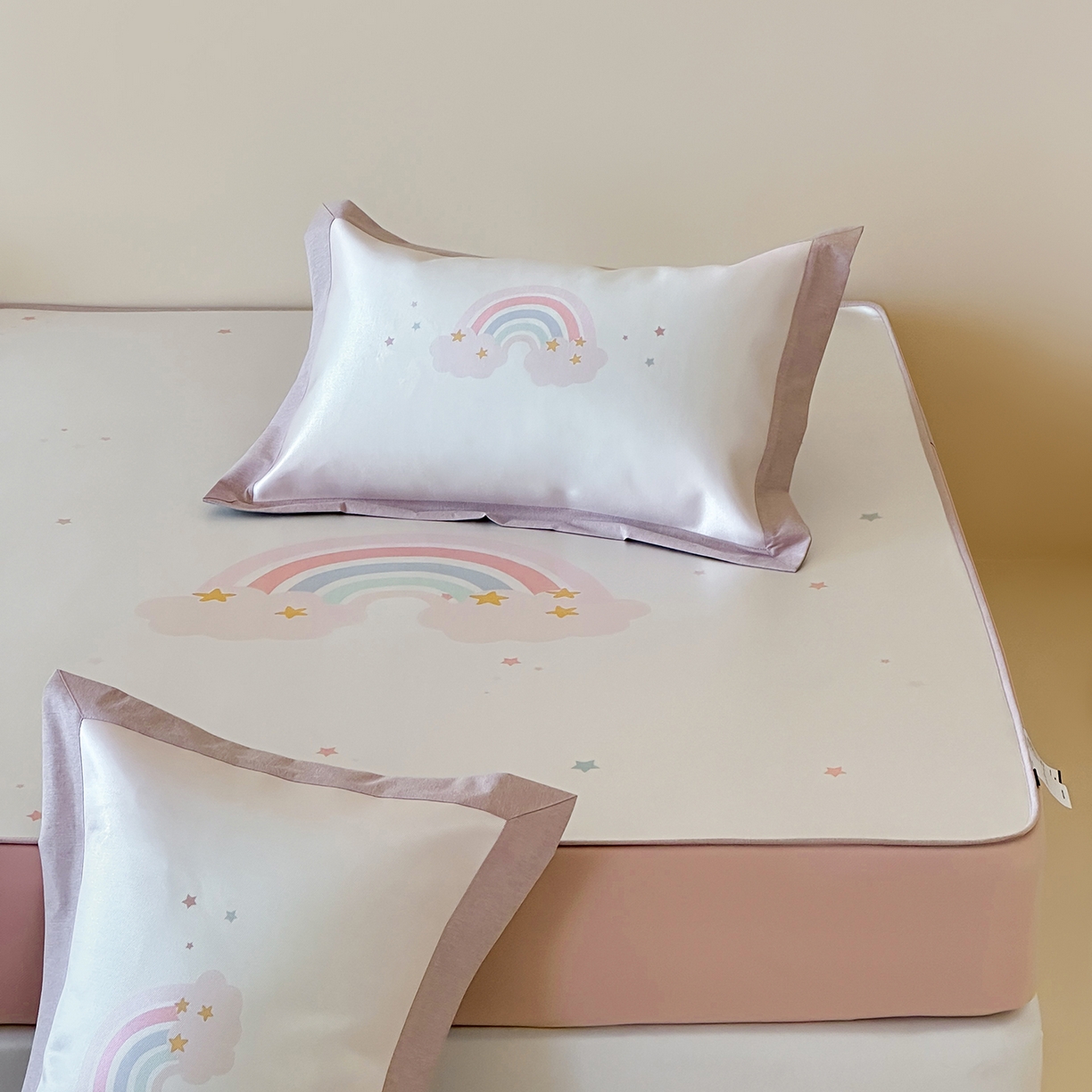 91家纺网 家纺一手货源 找家纺 JUICY 橘滋家纺 2026新款高端A类原创设计卡通数码印花冰丝席凉席 床笠款甜梦彩虹