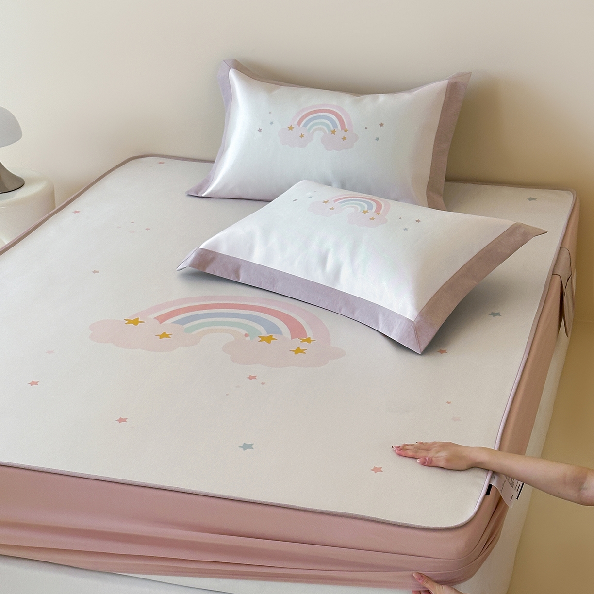 91家纺网 家纺一手货源 找家纺 JUICY 橘滋家纺 2026新款高端A类原创设计卡通数码印花冰丝席凉席 床笠款甜梦彩虹