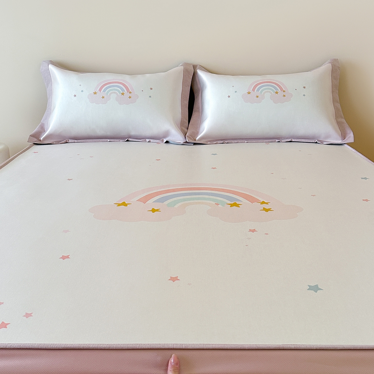 91家纺网 家纺一手货源 找家纺 JUICY 橘滋家纺 2026新款高端A类原创设计卡通数码印花冰丝席凉席 床笠款甜梦彩虹