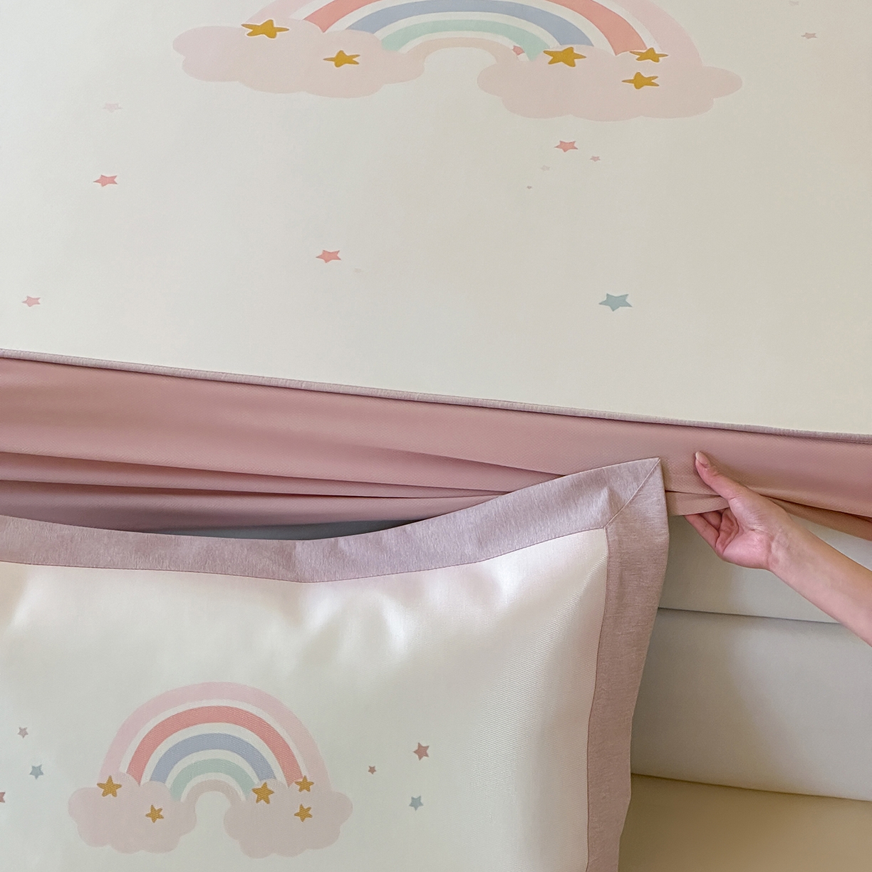 91家纺网 家纺一手货源 找家纺 JUICY 橘滋家纺 2026新款高端A类原创设计卡通数码印花冰丝席凉席 床笠款甜梦彩虹