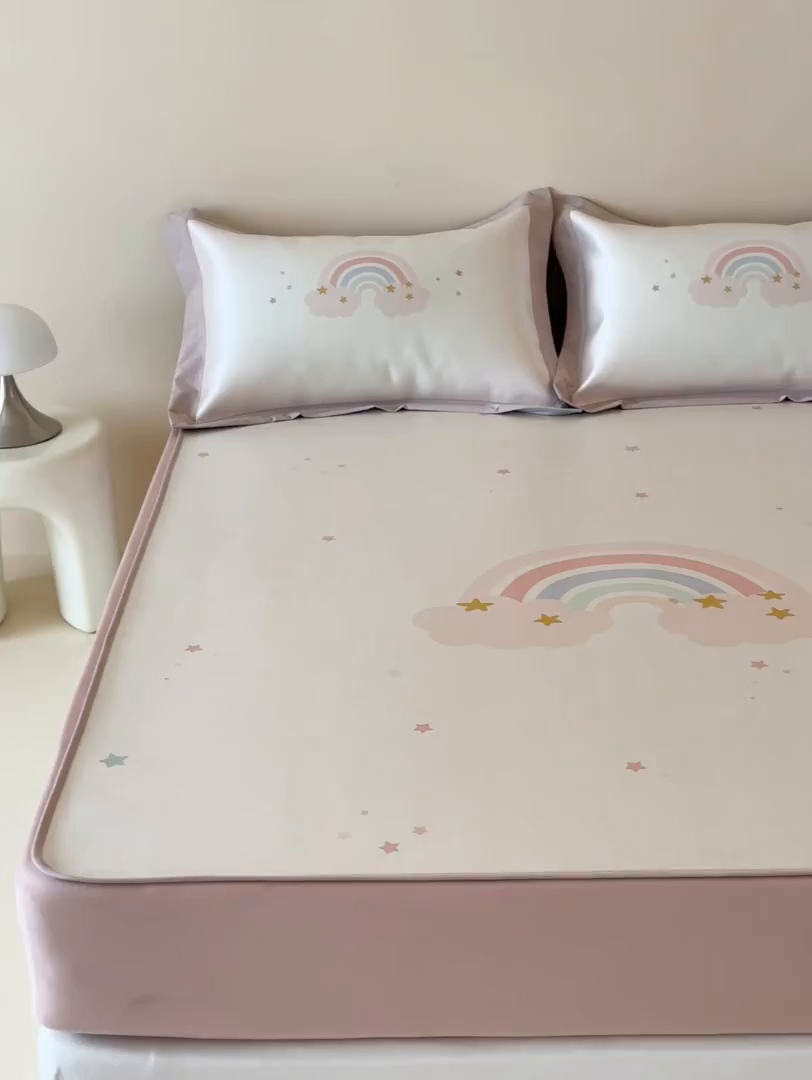 91家纺网 家纺一手货源 找家纺 JUICY 橘滋家纺 2026新款高端A类原创设计卡通数码印花冰丝席凉席 床笠款甜梦彩虹