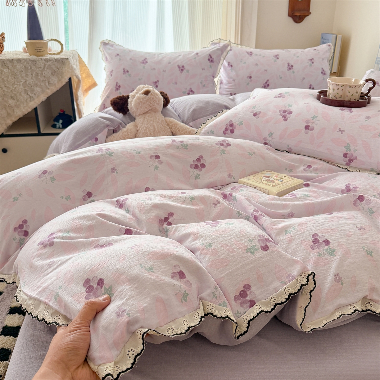 91家纺网 家纺一手货源 找家纺 温眠家纺 2026新款针织提花双层纱全棉蕾丝花边四件套 乌梅子酱