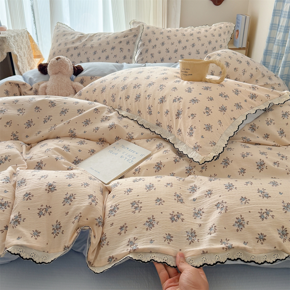 91家纺网 家纺一手货源 找家纺 温眠家纺 2026新款针织提花双层纱全棉蕾丝花边四件套 墨蓝