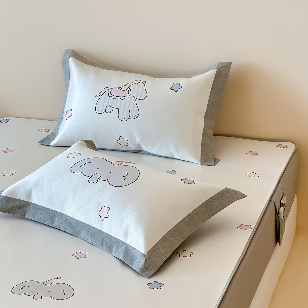 91家纺网 家纺一手货源 找家纺 JUICY 橘滋家纺 2026新款高端A类原创设计卡通数码印花冰丝席凉席 床笠款晚安