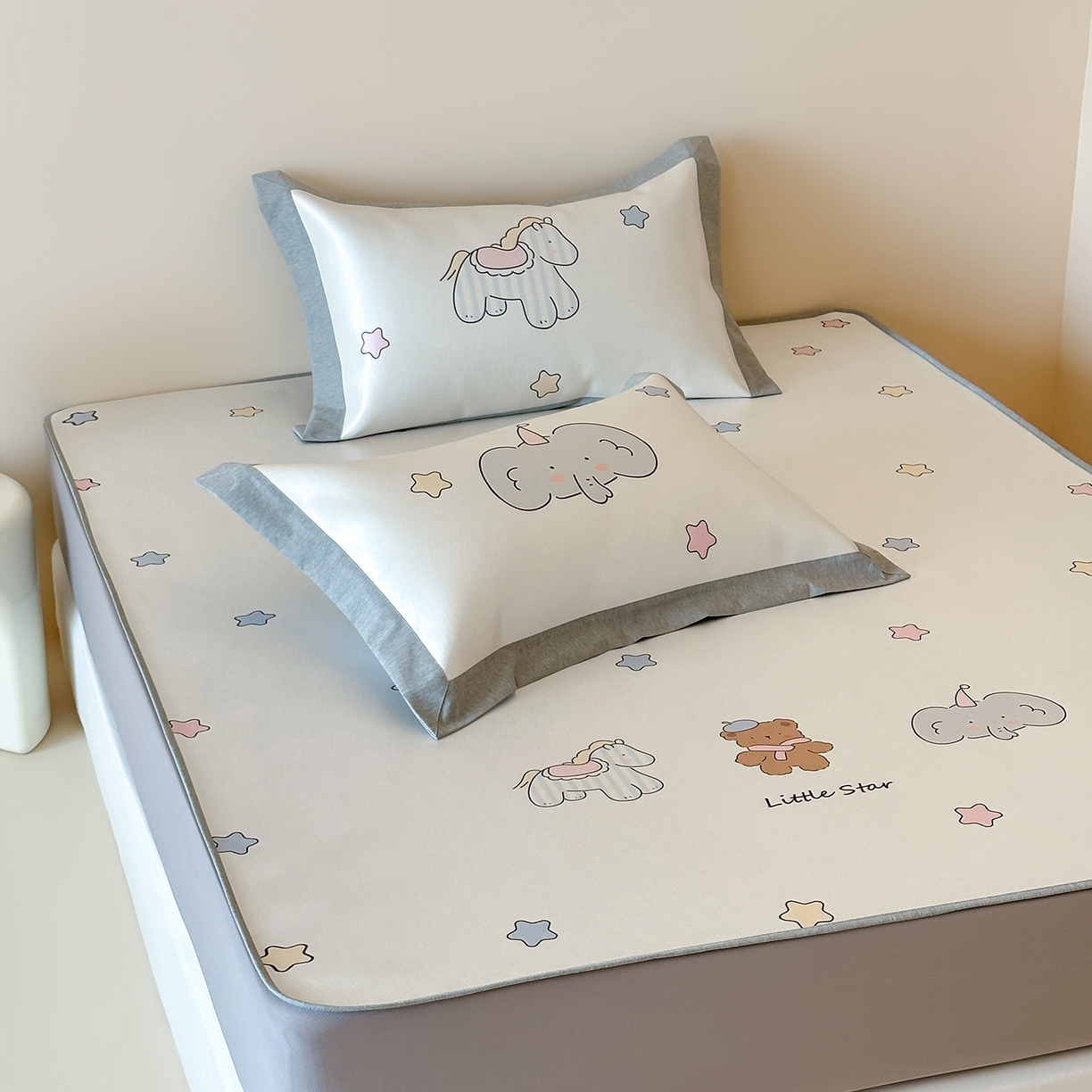 91家纺网 家纺一手货源 找家纺 JUICY 橘滋家纺 2026新款高端A类原创设计卡通数码印花冰丝席凉席 床笠款晚安