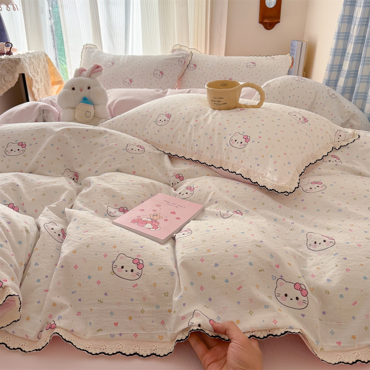 91家纺网 家纺一手货源 找家纺 温眠家纺 2026新款针织提花双层纱全棉蕾丝花边四件套 甜心猫咪