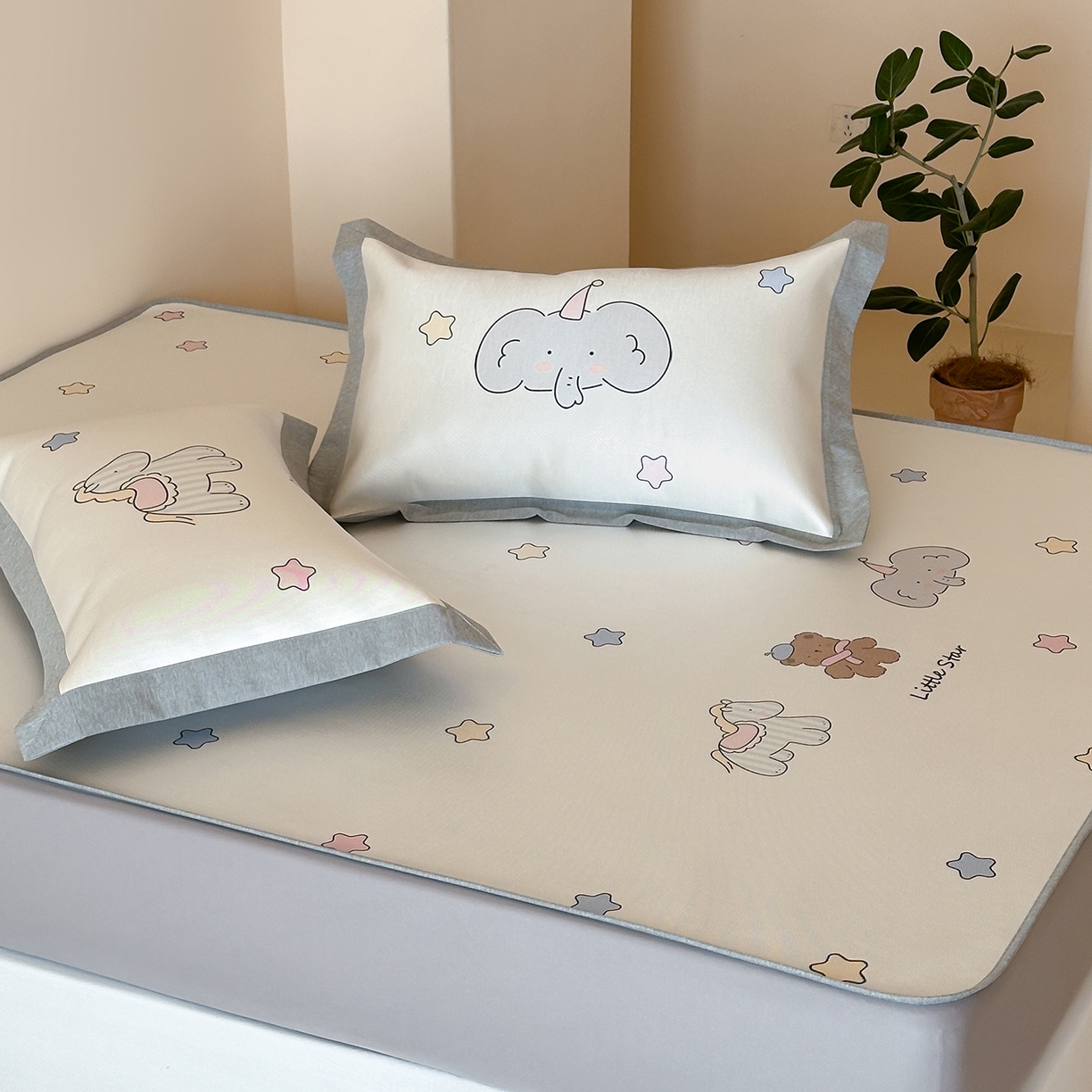 91家纺网 家纺一手货源 找家纺 JUICY 橘滋家纺 2026新款高端A类原创设计卡通数码印花冰丝席凉席 床笠款晚安