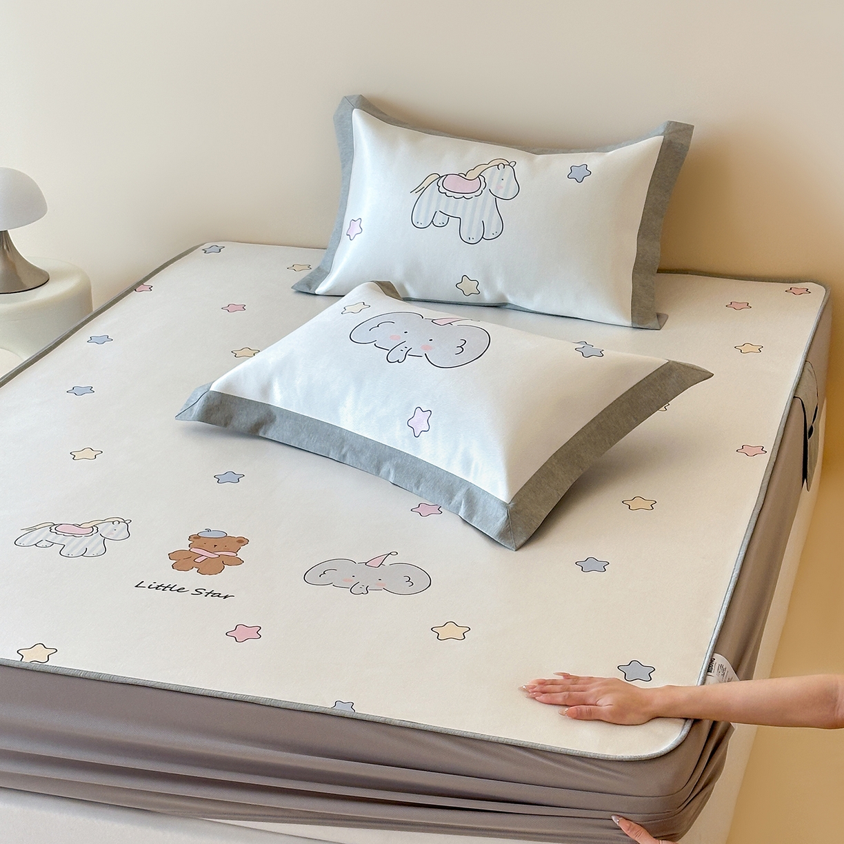 91家纺网 家纺一手货源 找家纺 JUICY 橘滋家纺 2026新款高端A类原创设计卡通数码印花冰丝席凉席 床笠款晚安