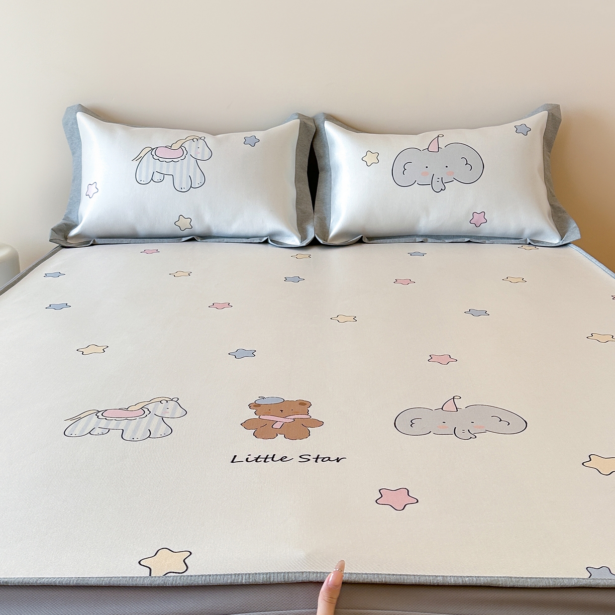 91家纺网 家纺一手货源 找家纺 JUICY 橘滋家纺 2026新款高端A类原创设计卡通数码印花冰丝席凉席 床笠款晚安