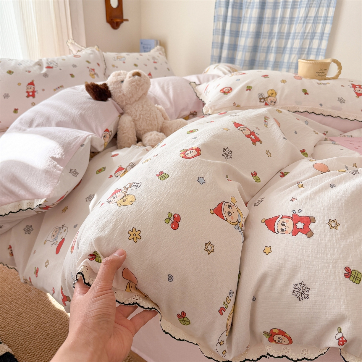 91家纺网 家纺一手货源 找家纺 温眠家纺 2026新款针织提花双层纱全棉蕾丝花边四件套 苹果星人