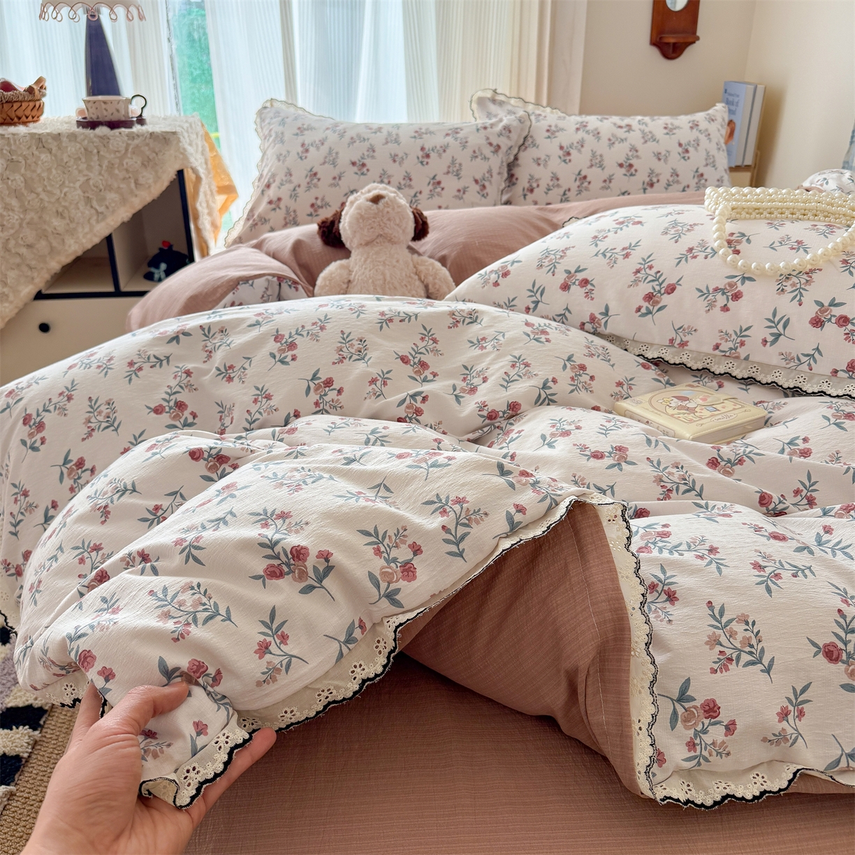 91家纺网 家纺一手货源 找家纺 温眠家纺 2026新款针织提花双层纱全棉蕾丝花边四件套 繁花