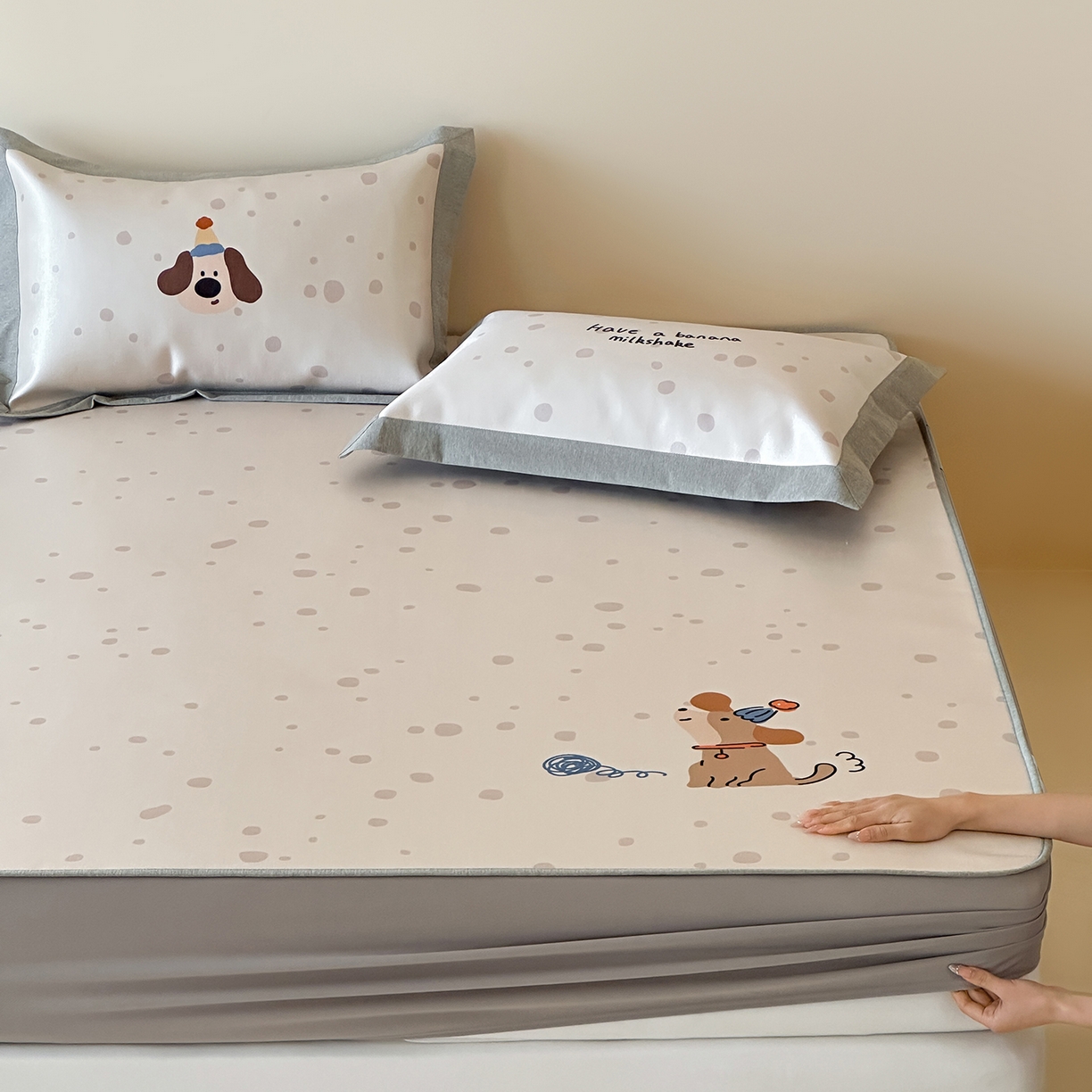 91家纺网 家纺一手货源 找家纺 JUICY 橘滋家纺 2026新款高端A类原创设计卡通数码印花冰丝席凉席 床笠款小狗的期待