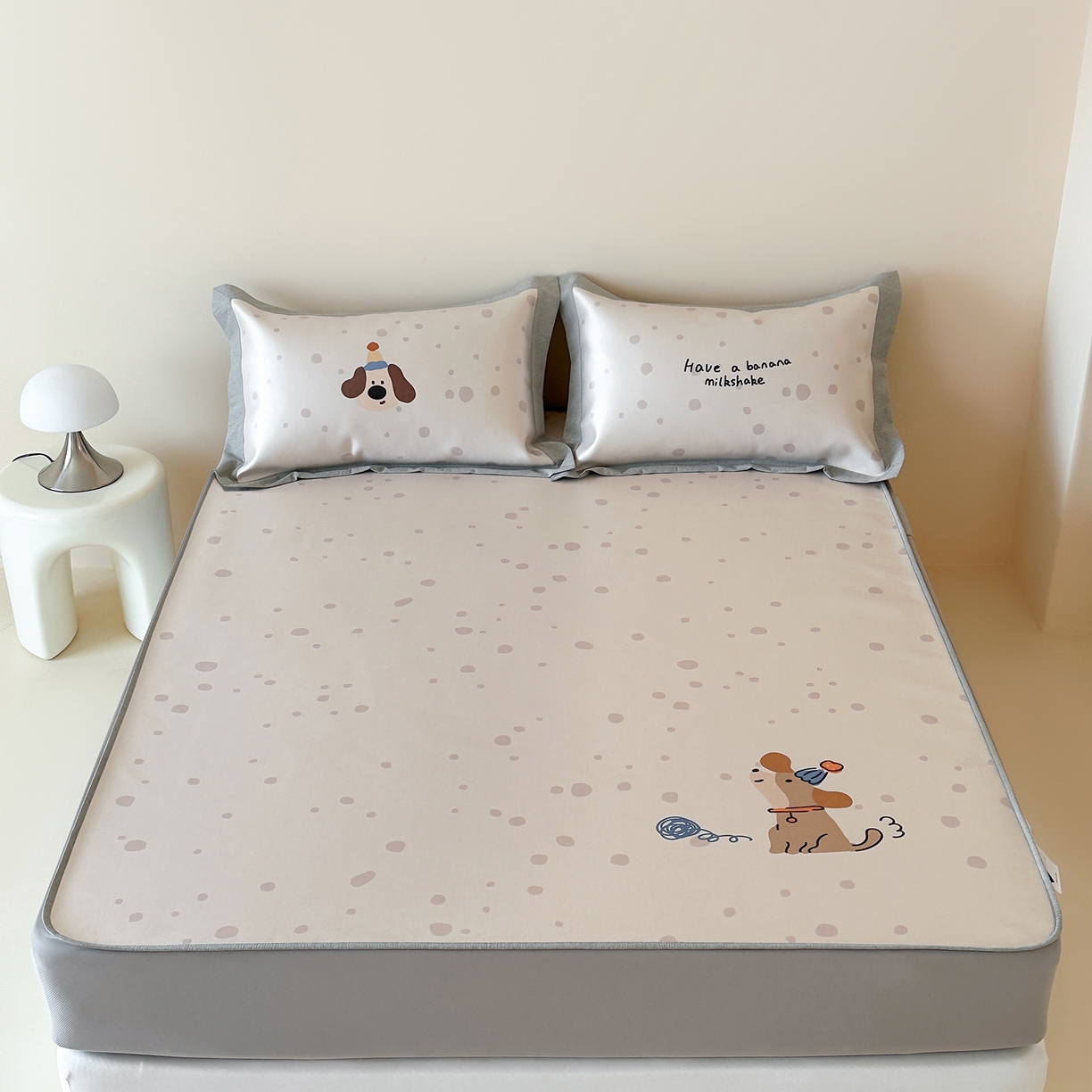 91家纺网 家纺一手货源 找家纺 JUICY 橘滋家纺 2026新款高端A类原创设计卡通数码印花冰丝席凉席 床笠款小狗的期待