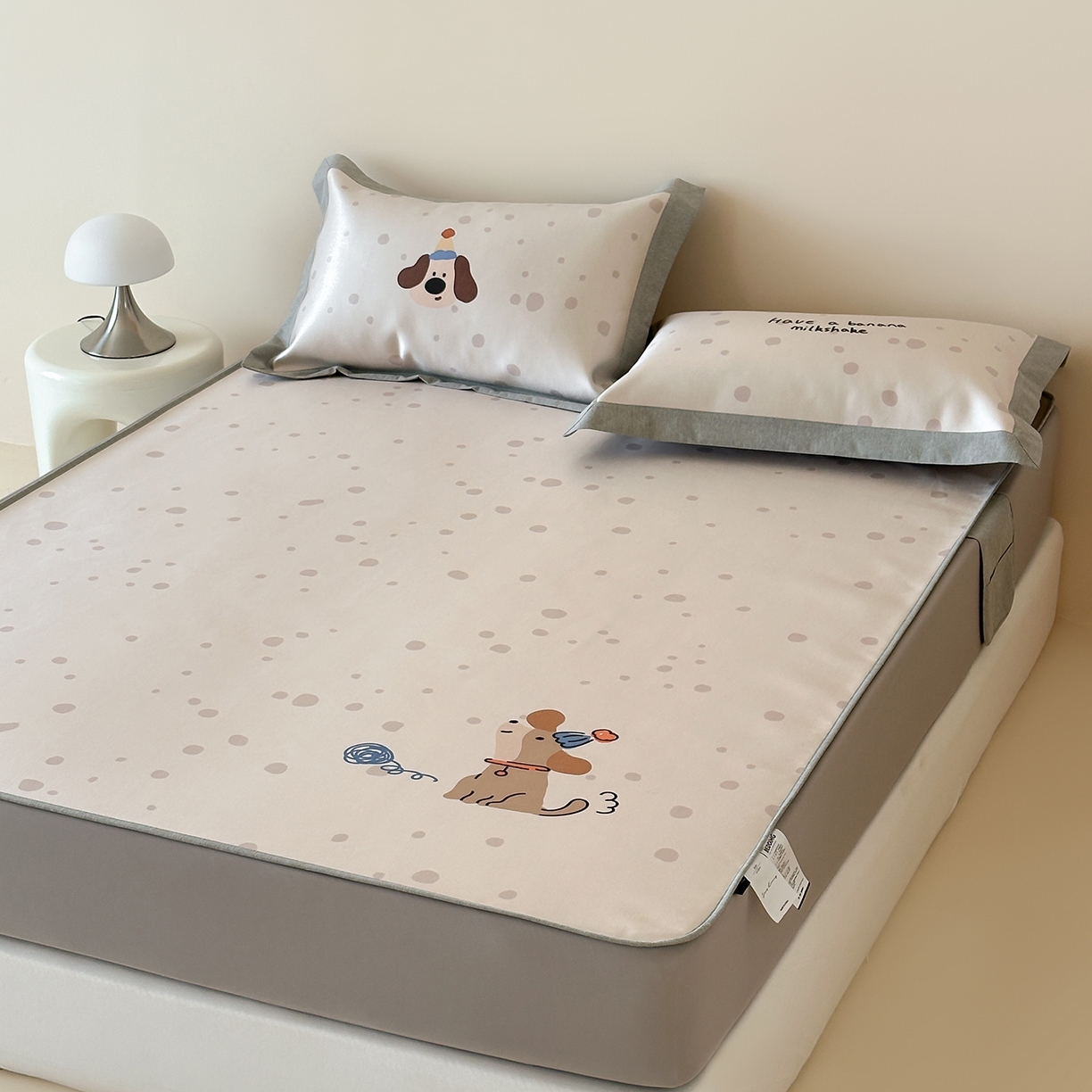 91家纺网 家纺一手货源 找家纺 JUICY 橘滋家纺 2026新款高端A类原创设计卡通数码印花冰丝席凉席 床笠款小狗的期待