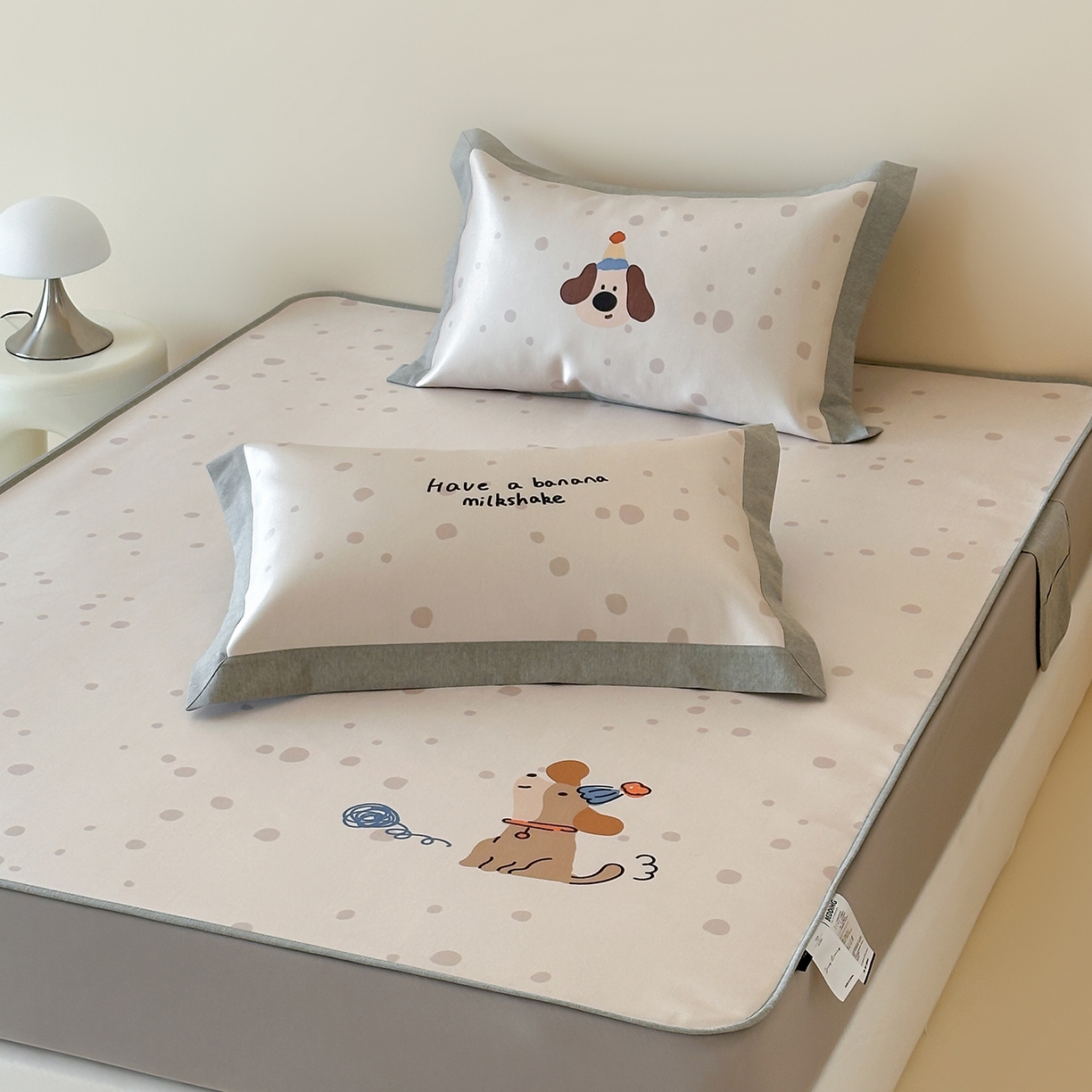 91家纺网 家纺一手货源 找家纺 JUICY 橘滋家纺 2026新款高端A类原创设计卡通数码印花冰丝席凉席 床笠款小狗的期待