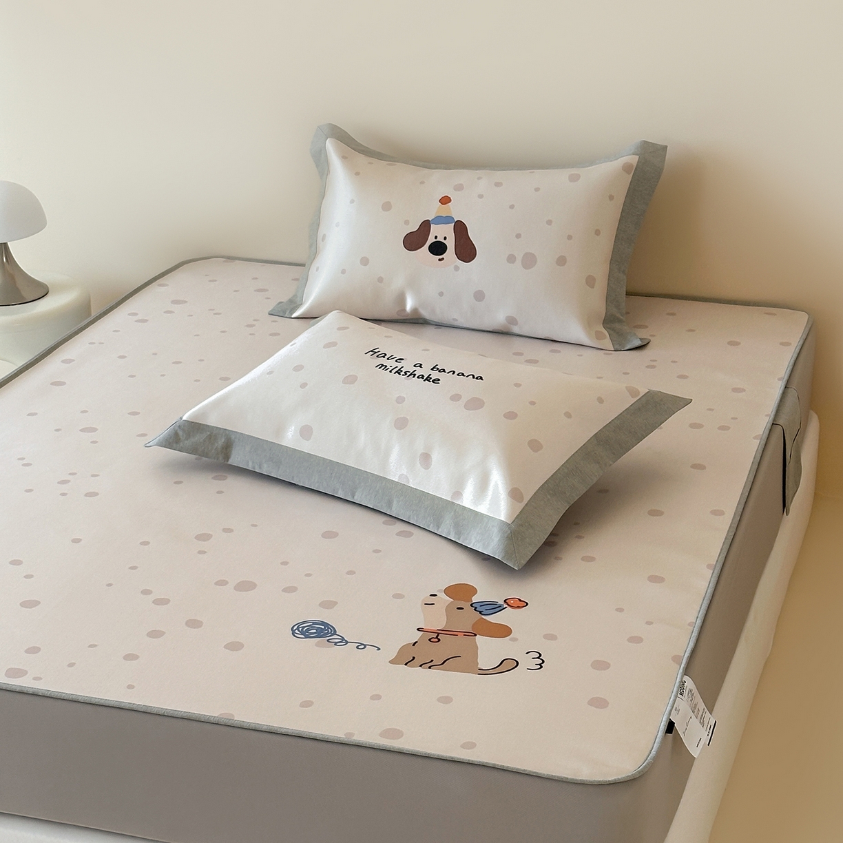 91家纺网 家纺一手货源 找家纺 JUICY 橘滋家纺 2026新款高端A类原创设计卡通数码印花冰丝席凉席 床笠款小狗的期待