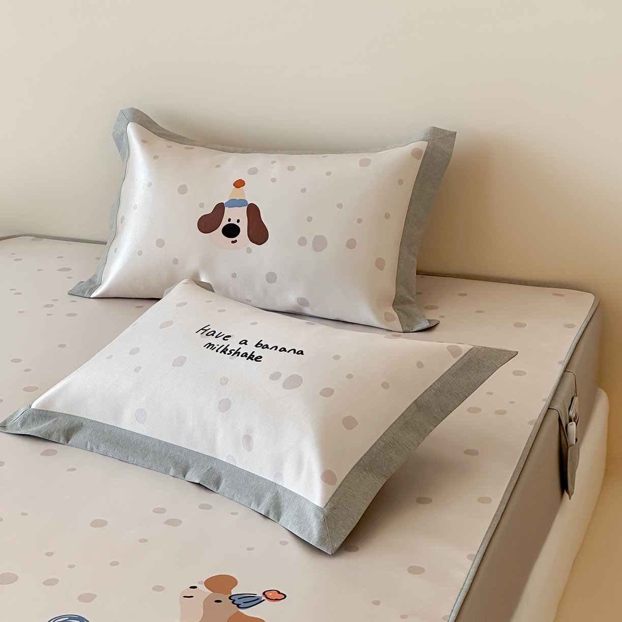 91家纺网 家纺一手货源 找家纺 JUICY 橘滋家纺 2026新款高端A类原创设计卡通数码印花冰丝席凉席 床笠款小狗的期待