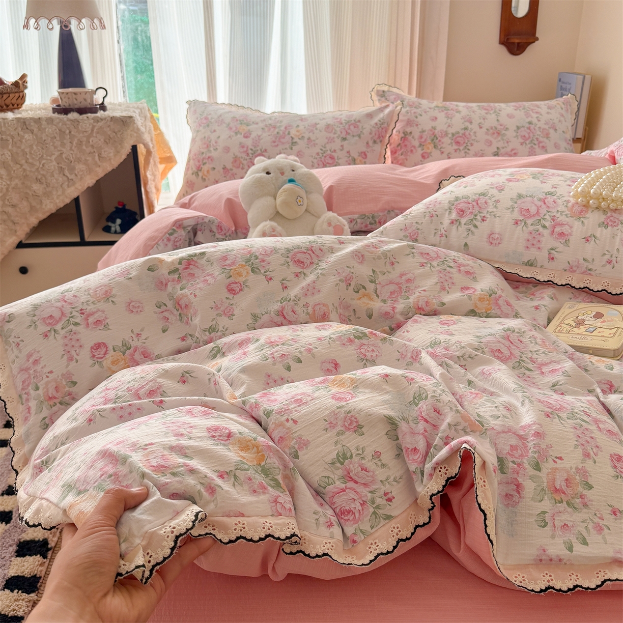 91家纺网 家纺一手货源 找家纺 温眠家纺 2026新款针织提花双层纱全棉蕾丝花边四件套 阳光花絮