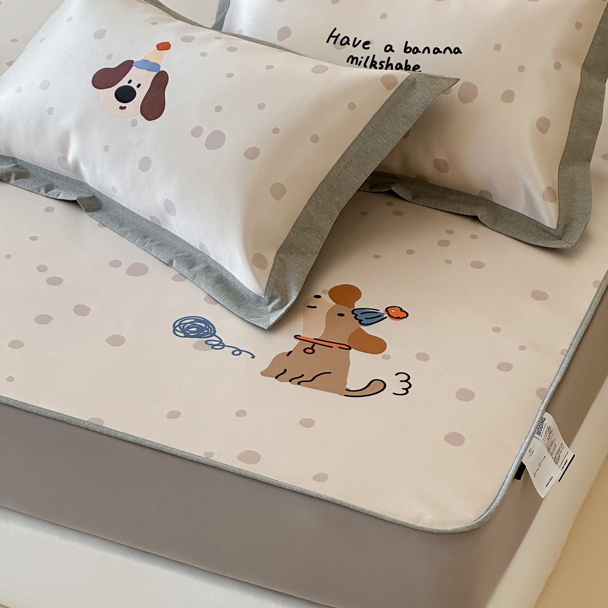 91家纺网 家纺一手货源 找家纺 JUICY 橘滋家纺 2026新款高端A类原创设计卡通数码印花冰丝席凉席 床笠款小狗的期待