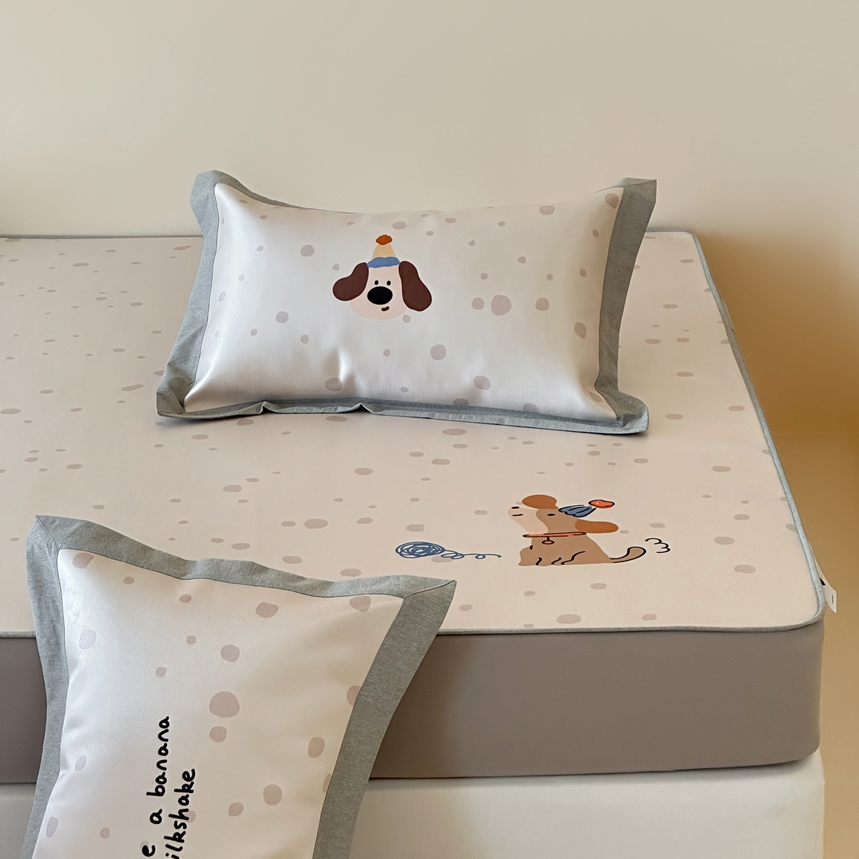 91家纺网 家纺一手货源 找家纺 JUICY 橘滋家纺 2026新款高端A类原创设计卡通数码印花冰丝席凉席 床笠款小狗的期待