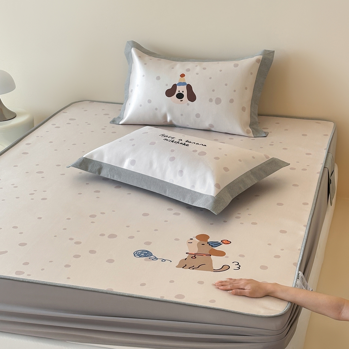 91家纺网 家纺一手货源 找家纺 JUICY 橘滋家纺 2026新款高端A类原创设计卡通数码印花冰丝席凉席 床笠款小狗的期待