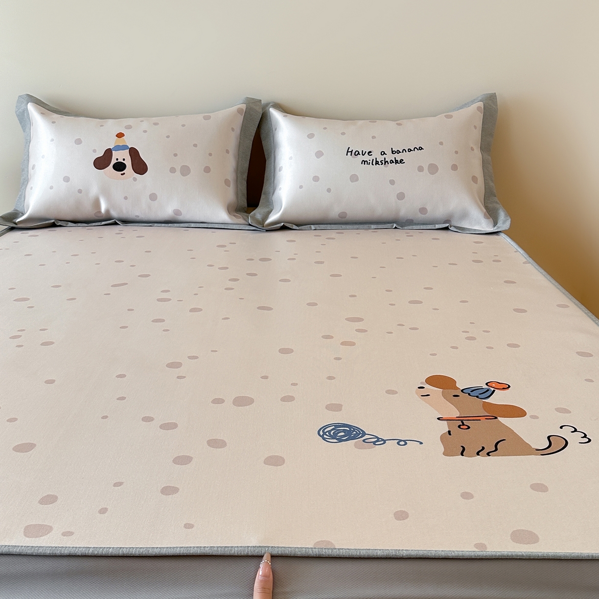 91家纺网 家纺一手货源 找家纺 JUICY 橘滋家纺 2026新款高端A类原创设计卡通数码印花冰丝席凉席 床笠款小狗的期待