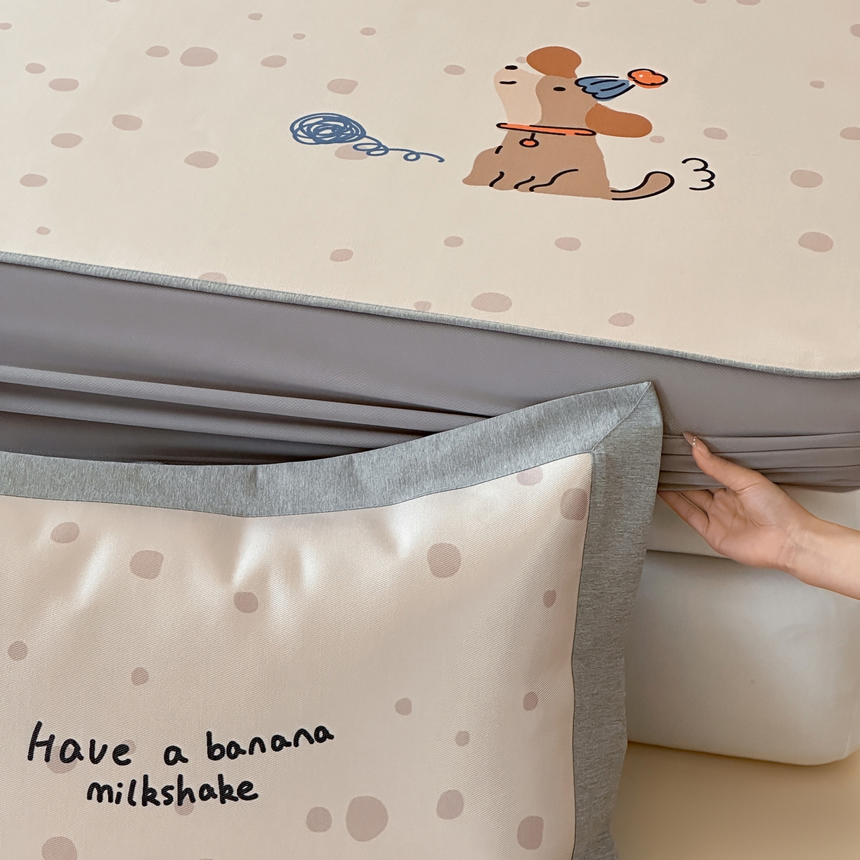 91家纺网 家纺一手货源 找家纺 JUICY 橘滋家纺 2026新款高端A类原创设计卡通数码印花冰丝席凉席 床笠款小狗的期待