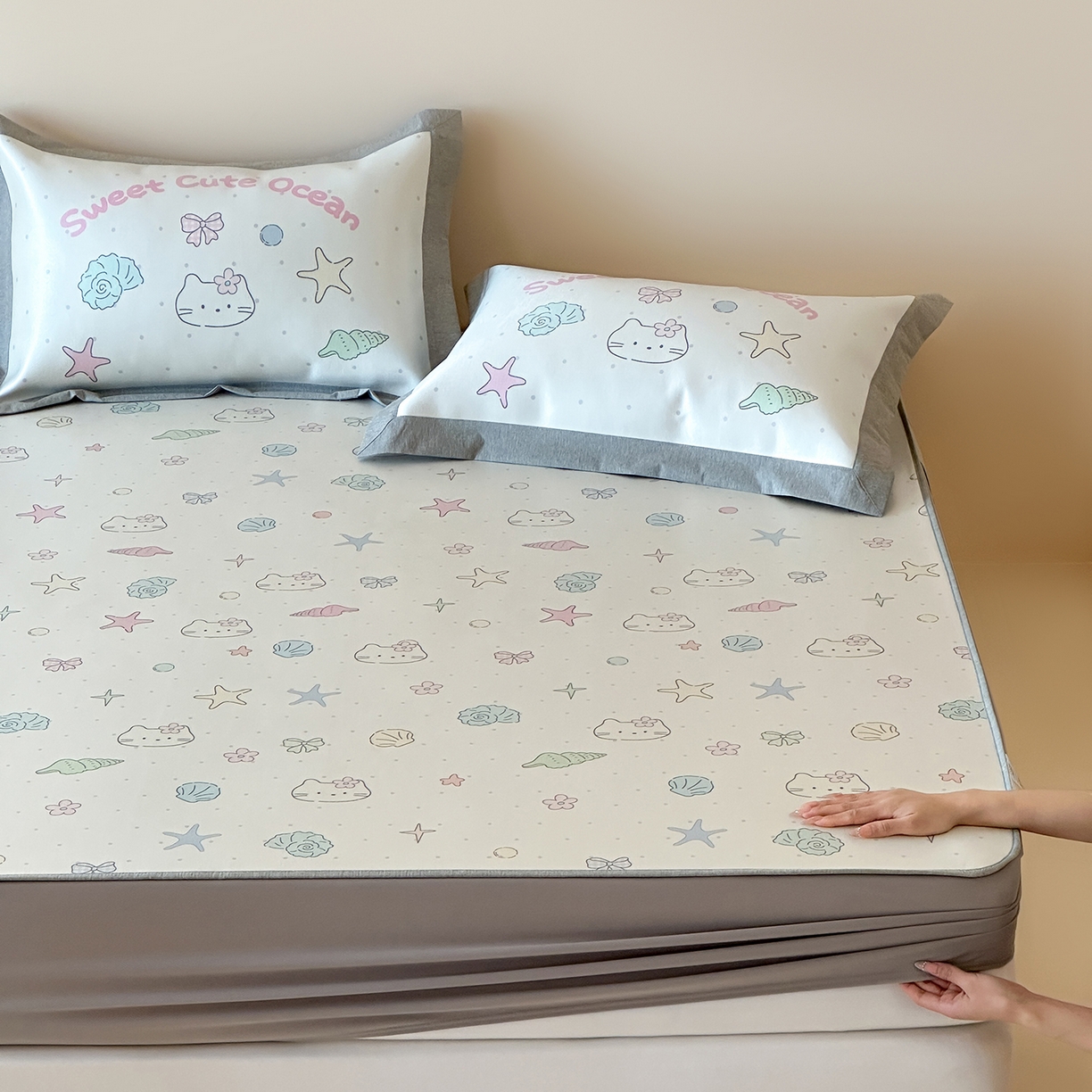 91家纺网 家纺一手货源 找家纺 JUICY 橘滋家纺 2026新款高端A类原创设计卡通数码印花冰丝席凉席 床笠款星砂与猫