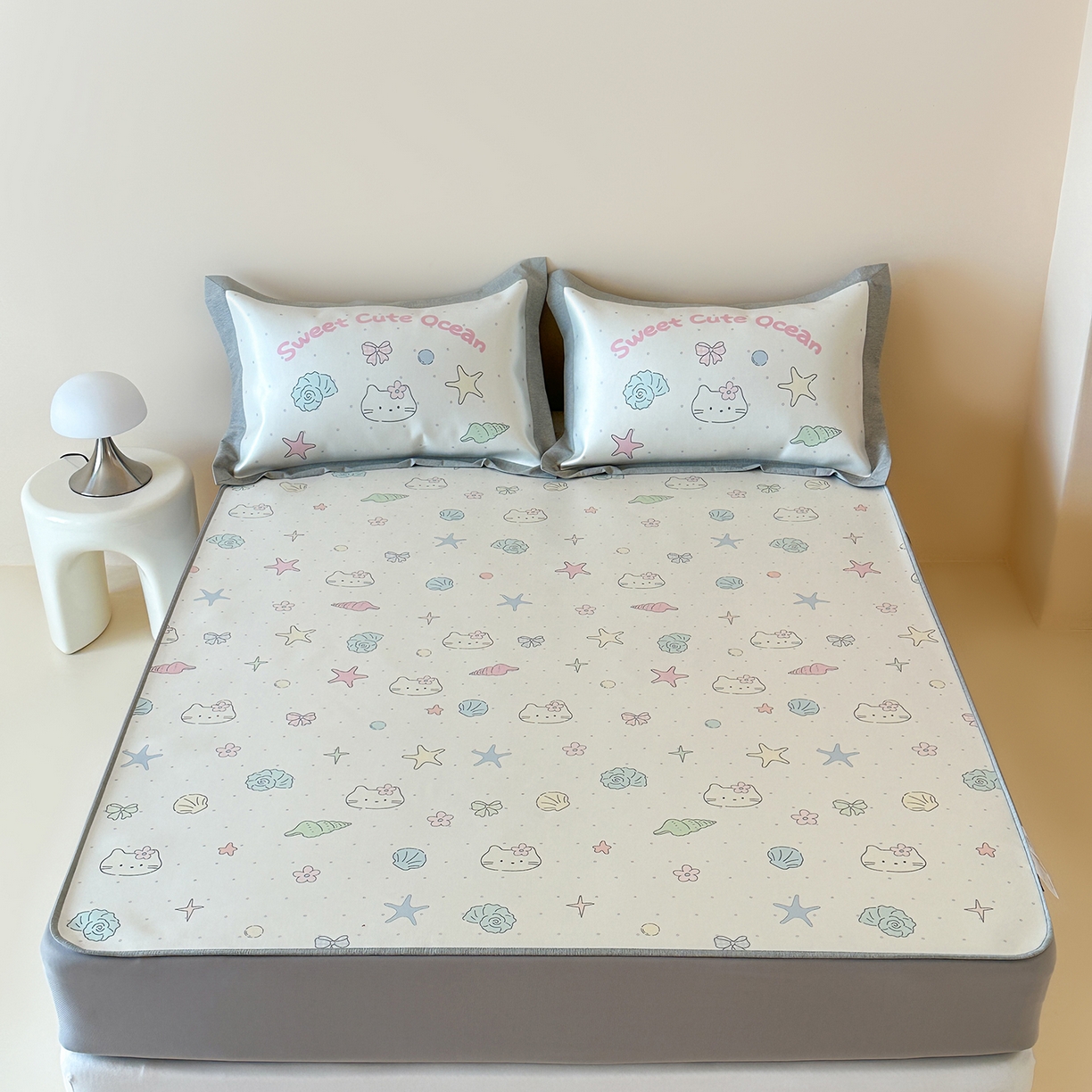 91家纺网 家纺一手货源 找家纺 JUICY 橘滋家纺 2026新款高端A类原创设计卡通数码印花冰丝席凉席 床笠款星砂与猫