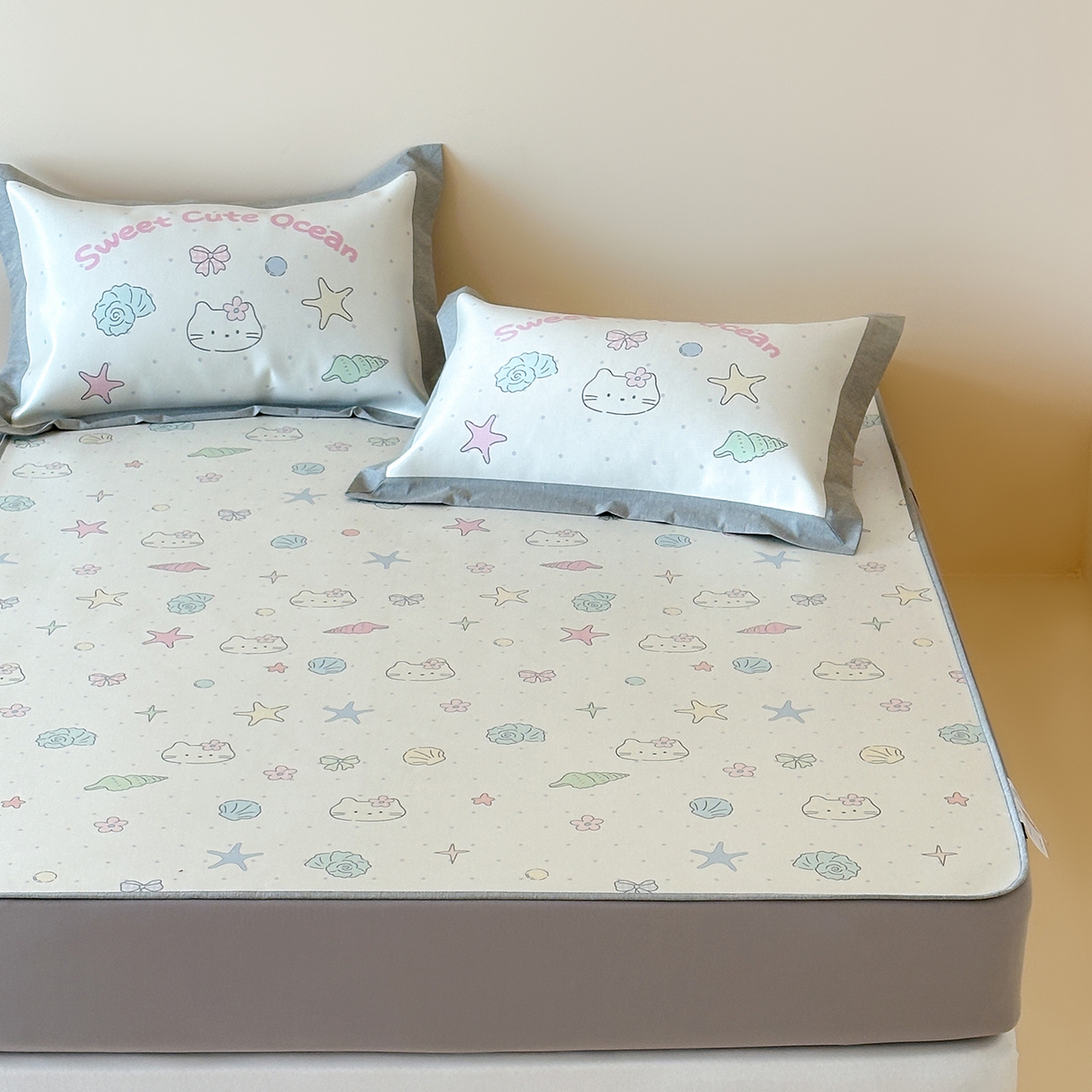 91家纺网 家纺一手货源 找家纺 JUICY 橘滋家纺 2026新款高端A类原创设计卡通数码印花冰丝席凉席 床笠款星砂与猫