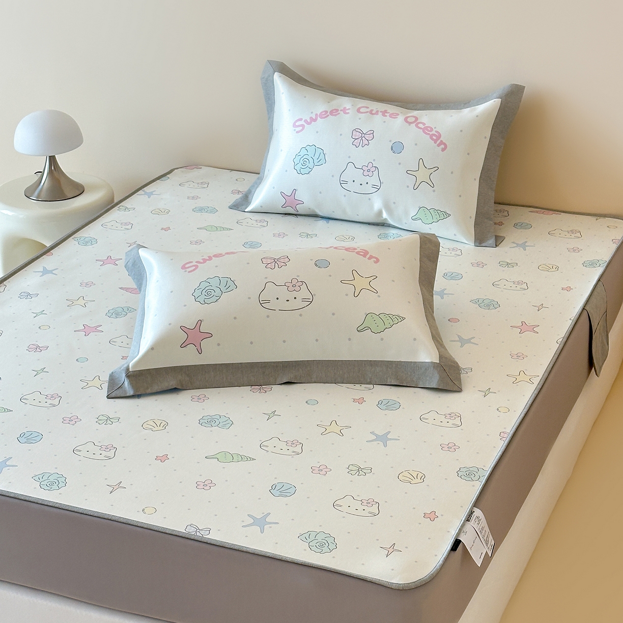 91家纺网 家纺一手货源 找家纺 JUICY 橘滋家纺 2026新款高端A类原创设计卡通数码印花冰丝席凉席 床笠款星砂与猫