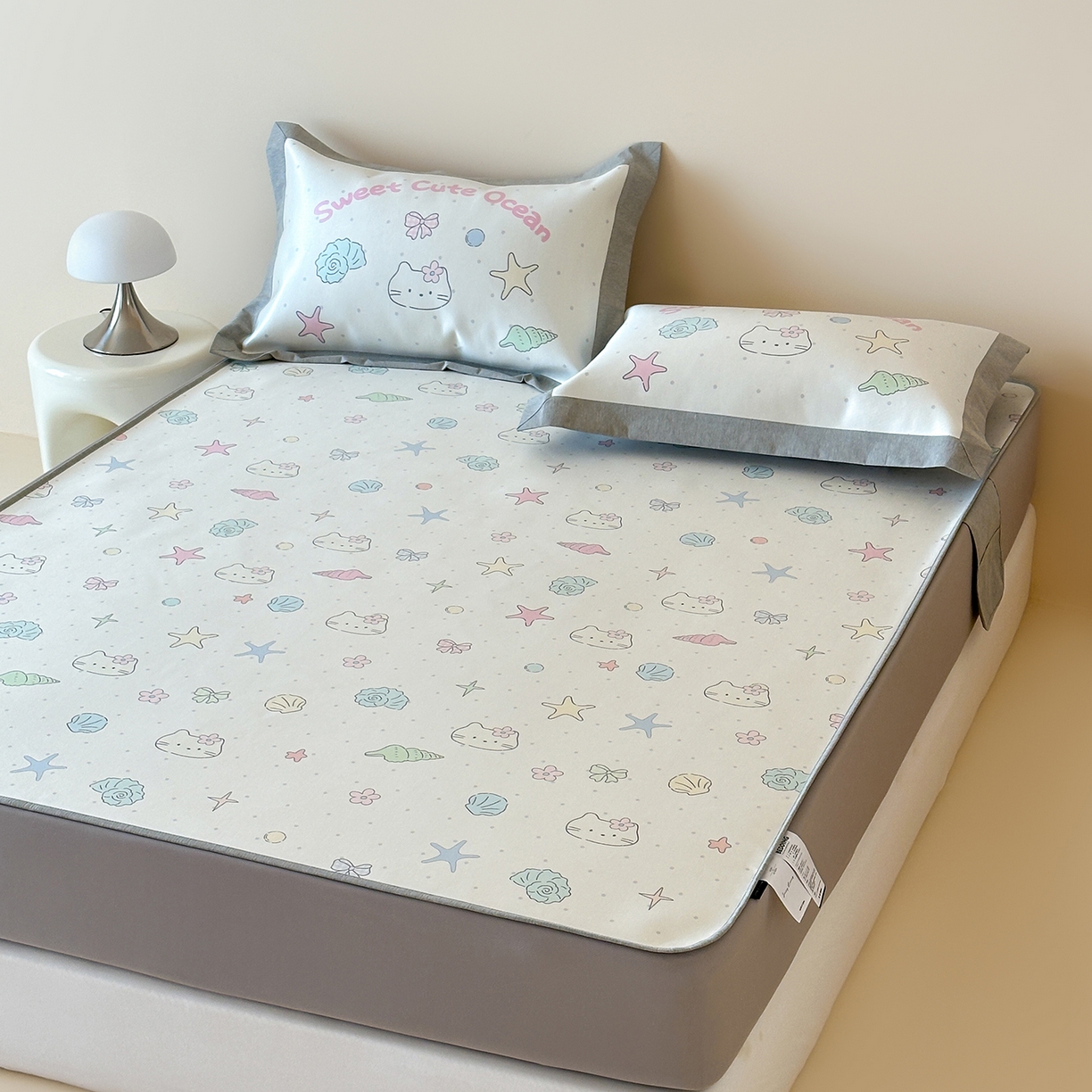 91家纺网 家纺一手货源 找家纺 JUICY 橘滋家纺 2026新款高端A类原创设计卡通数码印花冰丝席凉席 床笠款星砂与猫