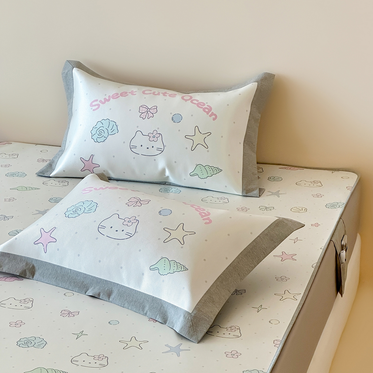 91家纺网 家纺一手货源 找家纺 JUICY 橘滋家纺 2026新款高端A类原创设计卡通数码印花冰丝席凉席 床笠款星砂与猫