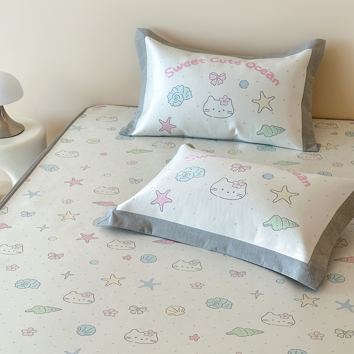 91家纺网 家纺一手货源 找家纺 JUICY 橘滋家纺 2026新款高端A类原创设计卡通数码印花冰丝席凉席 床笠款星砂与猫