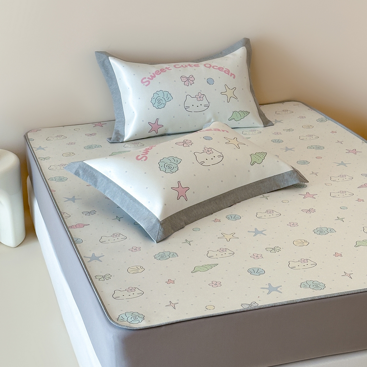 91家纺网 家纺一手货源 找家纺 JUICY 橘滋家纺 2026新款高端A类原创设计卡通数码印花冰丝席凉席 床笠款星砂与猫