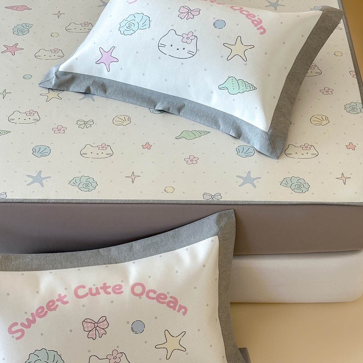 91家纺网 家纺一手货源 找家纺 JUICY 橘滋家纺 2026新款高端A类原创设计卡通数码印花冰丝席凉席 床笠款星砂与猫