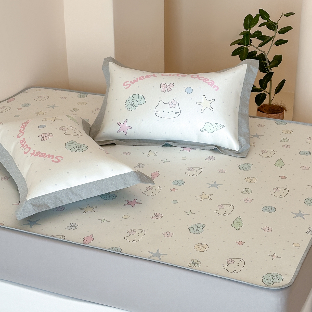 91家纺网 家纺一手货源 找家纺 JUICY 橘滋家纺 2026新款高端A类原创设计卡通数码印花冰丝席凉席 床笠款星砂与猫