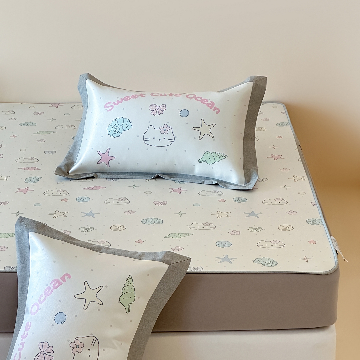 91家纺网 家纺一手货源 找家纺 JUICY 橘滋家纺 2026新款高端A类原创设计卡通数码印花冰丝席凉席 床笠款星砂与猫