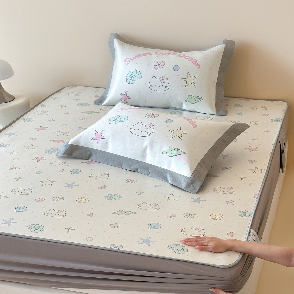 91家纺网 家纺一手货源 找家纺 JUICY 橘滋家纺 2026新款高端A类原创设计卡通数码印花冰丝席凉席 床笠款星砂与猫