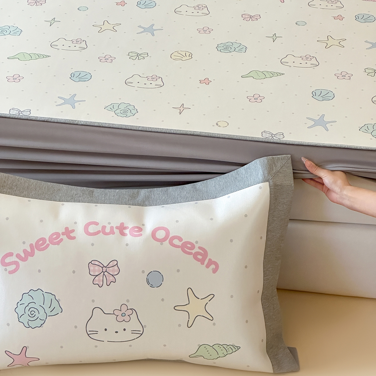 91家纺网 家纺一手货源 找家纺 JUICY 橘滋家纺 2026新款高端A类原创设计卡通数码印花冰丝席凉席 床笠款星砂与猫