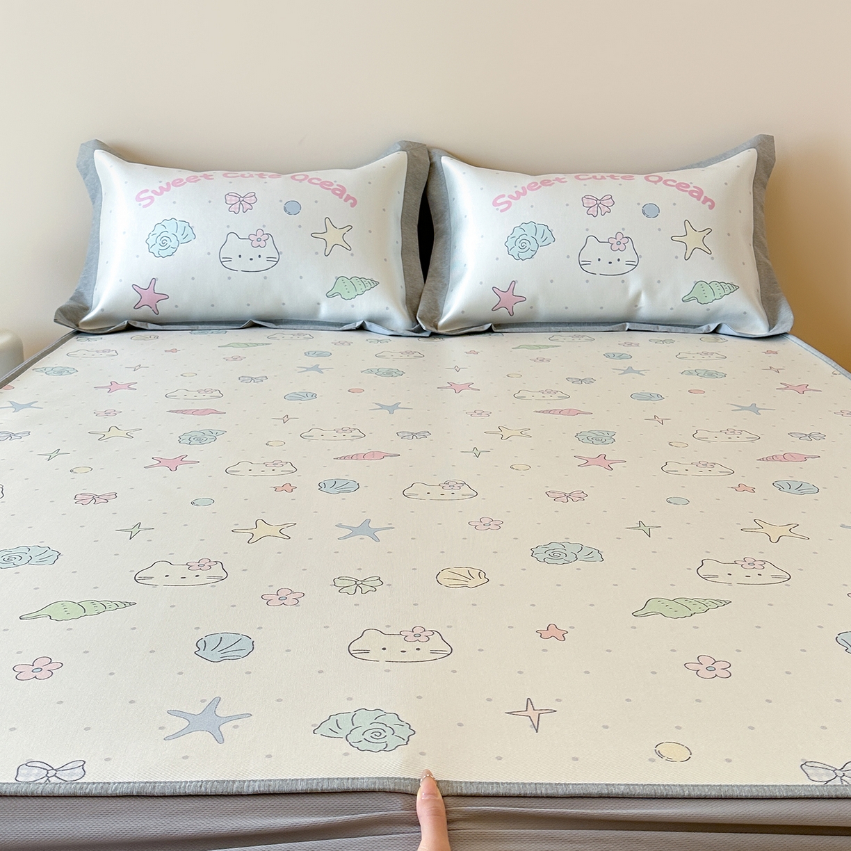 91家纺网 家纺一手货源 找家纺 JUICY 橘滋家纺 2026新款高端A类原创设计卡通数码印花冰丝席凉席 床笠款星砂与猫