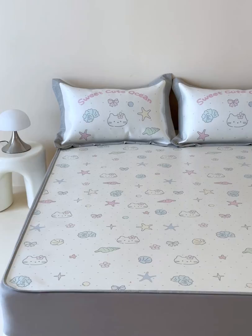 91家纺网 家纺一手货源 找家纺 JUICY 橘滋家纺 2026新款高端A类原创设计卡通数码印花冰丝席凉席 床笠款星砂与猫