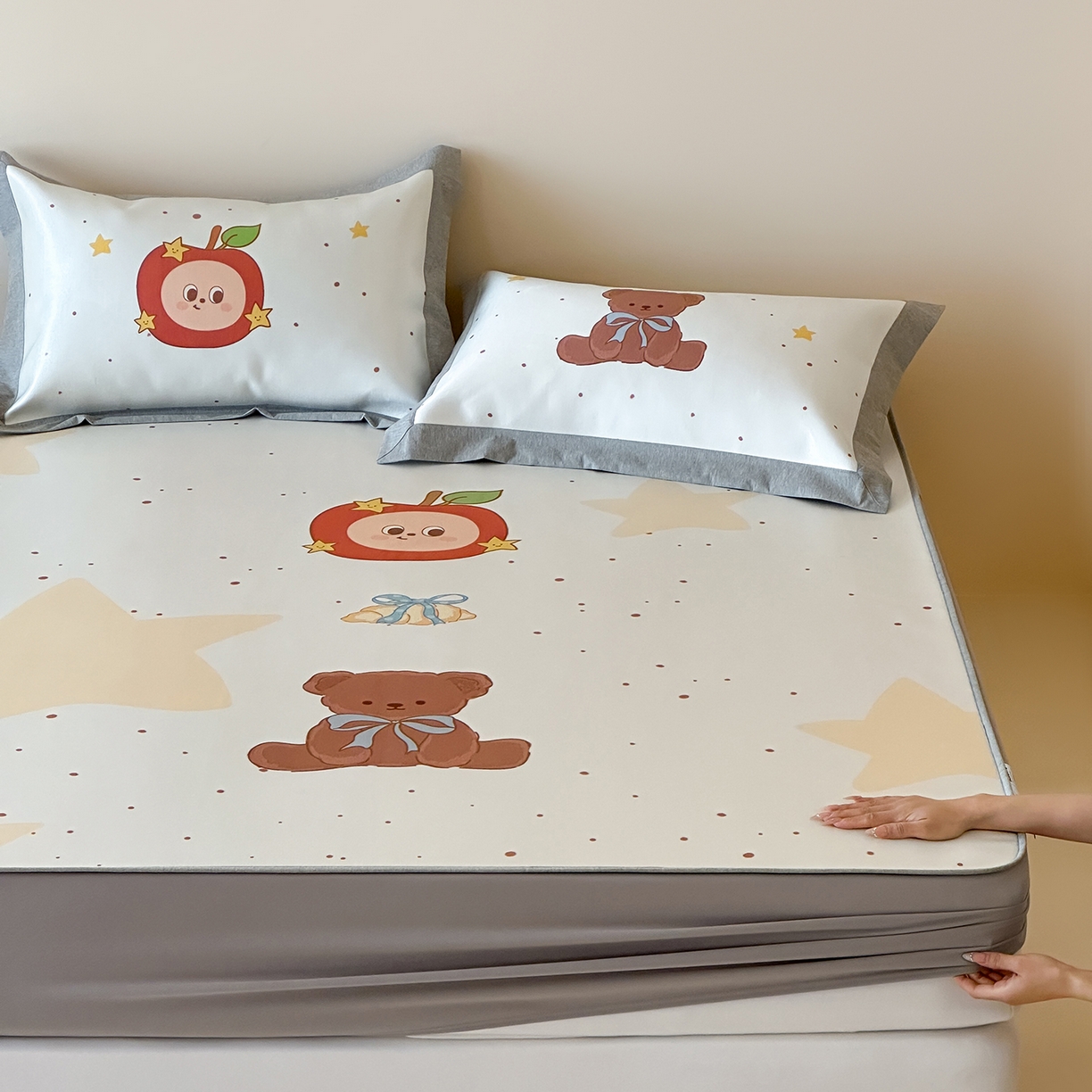 91家纺网 家纺一手货源 找家纺 JUICY 橘滋家纺 2026新款高端A类原创设计卡通数码印花冰丝席凉席 床笠款星星人漫游