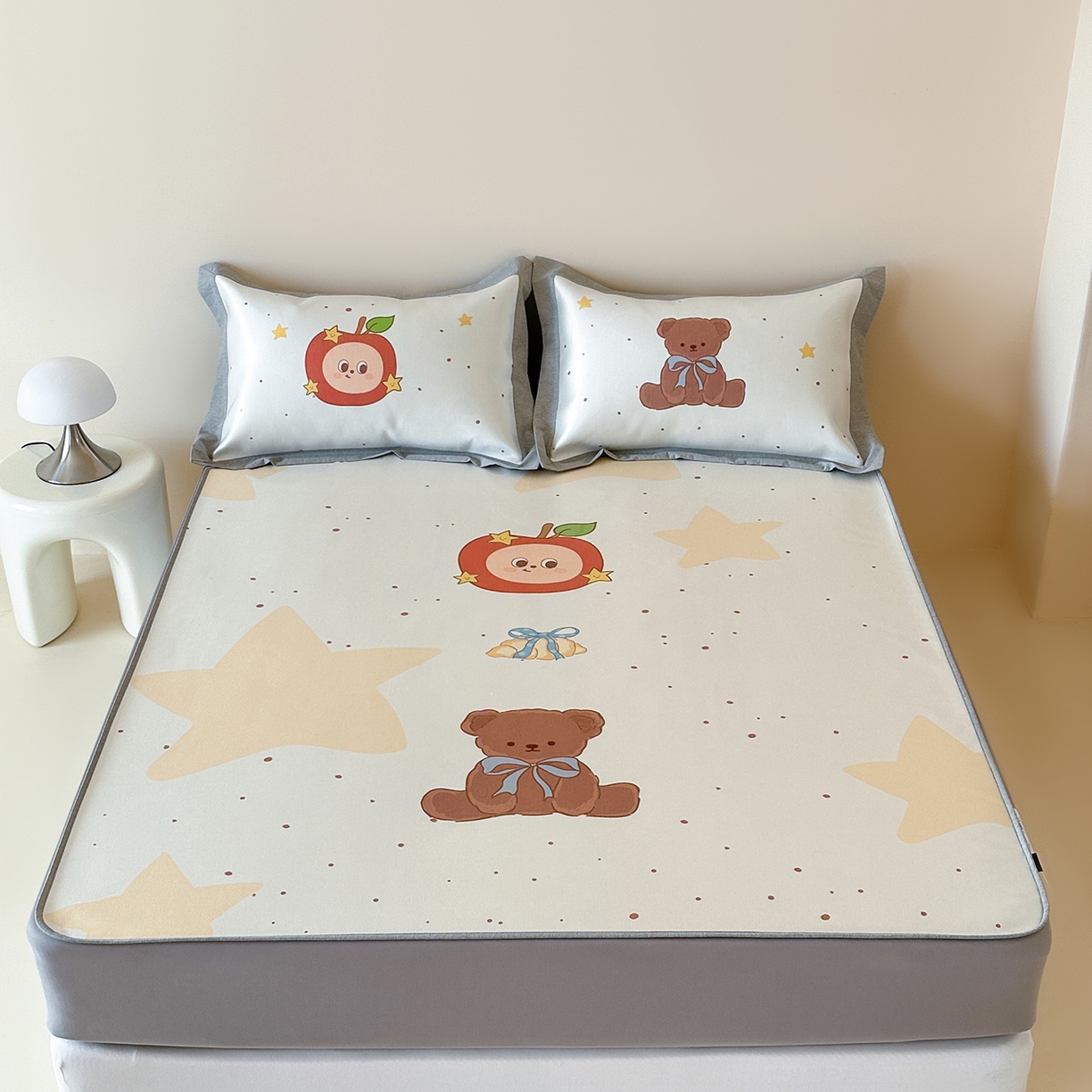 91家纺网 家纺一手货源 找家纺 JUICY 橘滋家纺 2026新款高端A类原创设计卡通数码印花冰丝席凉席 床笠款星星人漫游