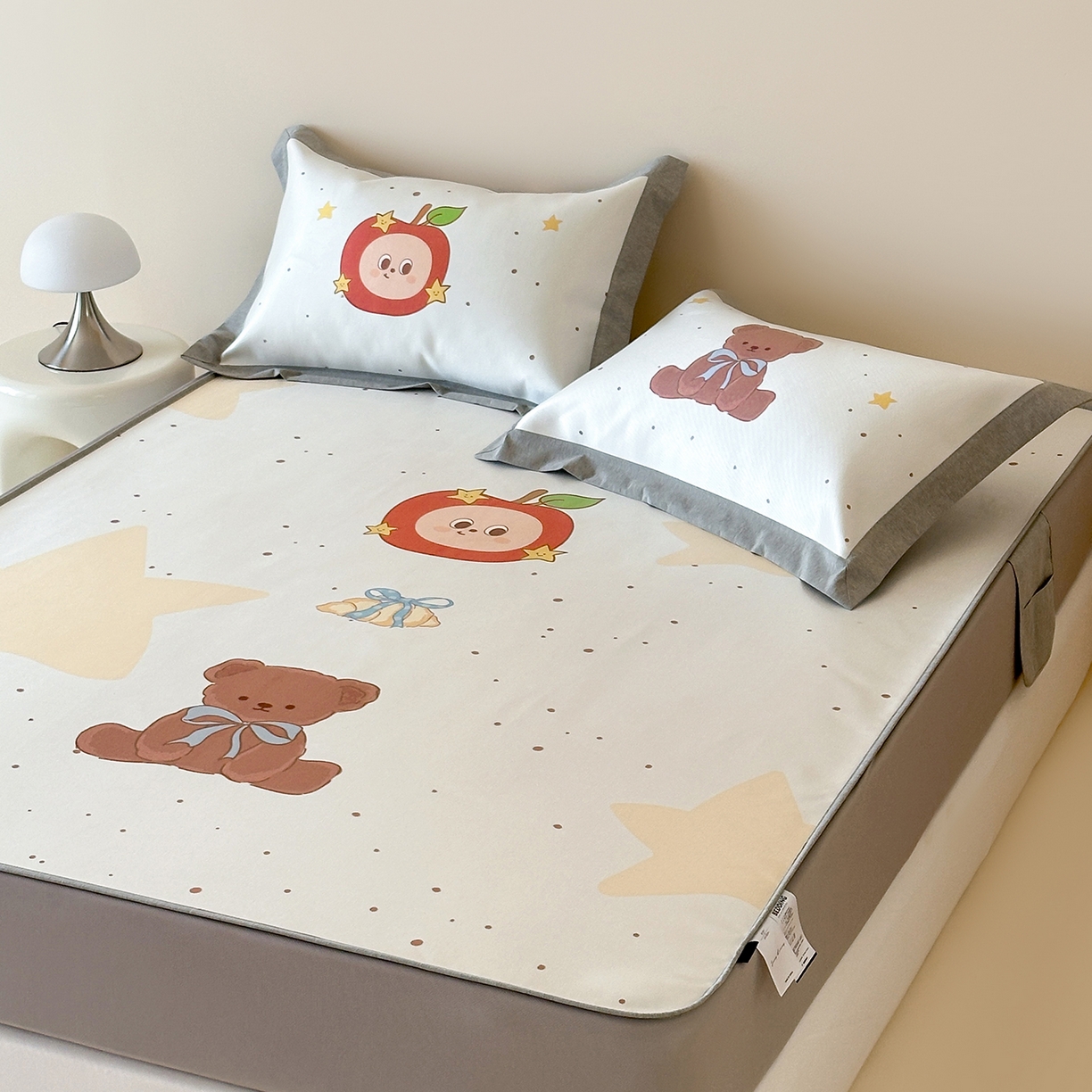 91家纺网 家纺一手货源 找家纺 JUICY 橘滋家纺 2026新款高端A类原创设计卡通数码印花冰丝席凉席 床笠款星星人漫游