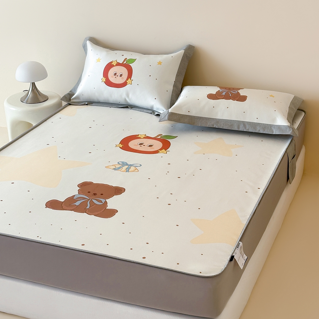 91家纺网 家纺一手货源 找家纺 JUICY 橘滋家纺 2026新款高端A类原创设计卡通数码印花冰丝席凉席 床笠款星星人漫游