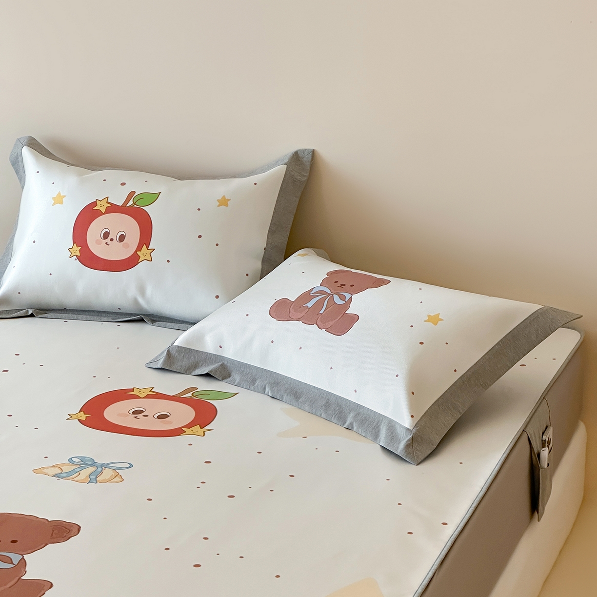 91家纺网 家纺一手货源 找家纺 JUICY 橘滋家纺 2026新款高端A类原创设计卡通数码印花冰丝席凉席 床笠款星星人漫游