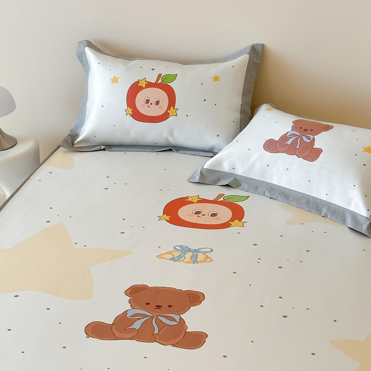 91家纺网 家纺一手货源 找家纺 JUICY 橘滋家纺 2026新款高端A类原创设计卡通数码印花冰丝席凉席 床笠款星星人漫游