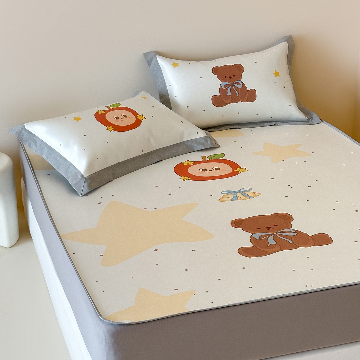 91家纺网 家纺一手货源 找家纺 JUICY 橘滋家纺 2026新款高端A类原创设计卡通数码印花冰丝席凉席 床笠款星星人漫游